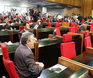 Na disputa pela presidência da Assembleia, pagamento do 13º ganha destaque