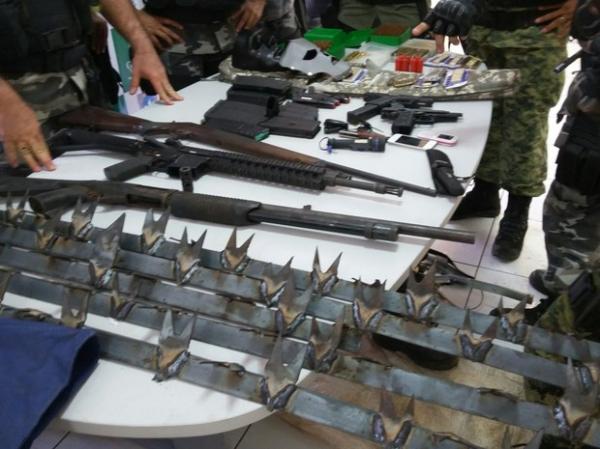 Armas apreendidas em Teresina utilizadas em assalto a banco no Piau&iacute;.(Imagem:Ellyo Teixeira / G1)