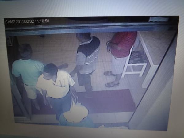 Pol&iacute;cia divulga imagens de acusado de estelionato em Floriano.(Imagem:FlorianoNews)