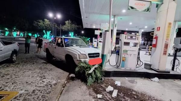 Motorista sem CNH perde controle de caminhonete, invade contramão e atinge posto de combustíveis