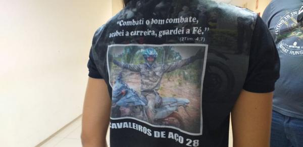 Familiares usaram camiseta em homenagem ao cabo Samuel Borges durante audi&ecirc;ncia de instru&ccedil;&atilde;o, em Teresina.(Imagem:Gilcilene Ara&uacute;jo/G1)