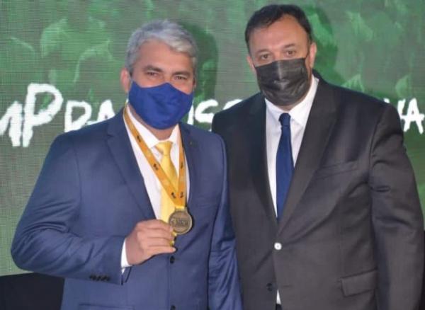 Vereador Maurício Bezerra é homenageado pela UVB com a medalha Top Legislativo