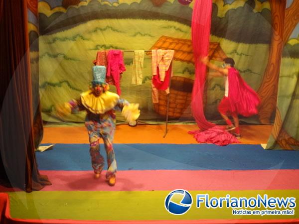 Brincantes apresentam o espet&aacute;culo 
