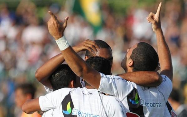 Romulo, com os bra&ccedil;os erguidos, comemora seu gol.(Imagem:Marcelo Sadio/Vasco.com.br)