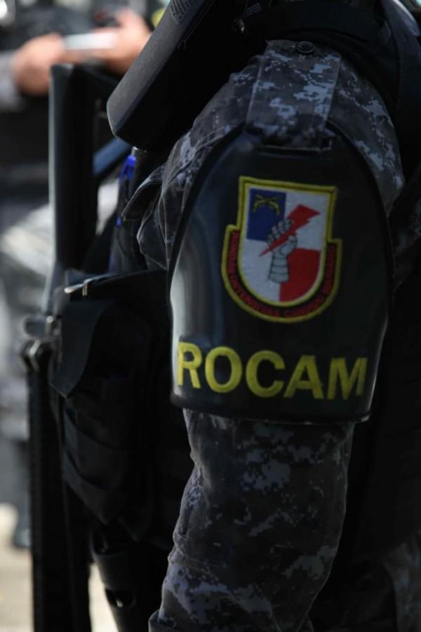 Homem com distúrbios mentais é contido pela Polícia após tumulto no Centro de Floriano