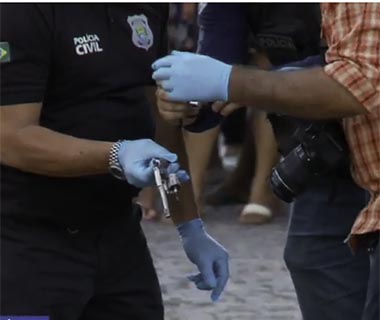 Suspeito de assalto é morto e encontrado com revólver na mão