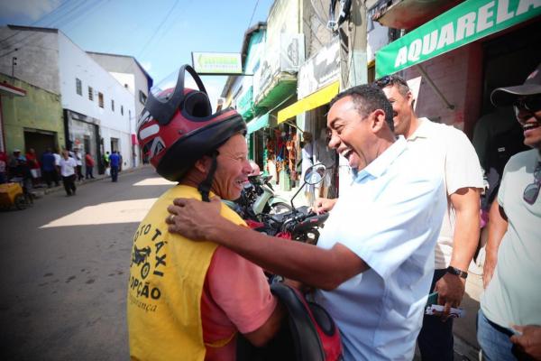 Joel é recebido por populares ao lado de Margarete durante visita ao mercado de São Raimundo Nonato(Imagem:Ascom)