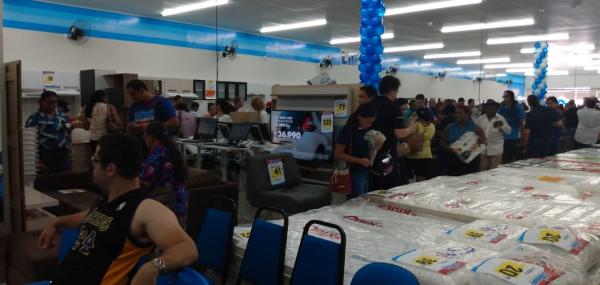 Inaugura&ccedil;&atilde;o do Magazine Liliani em Floriano atraiu dezenas de clientes.(Imagem:FlorianoNews)