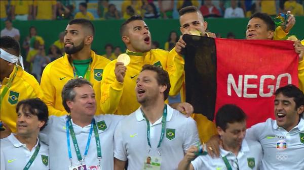 Início frustrante, conversa no vestiário e reabilitação: lateral revela bastidores do ouro olímpico