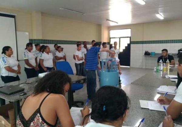 Acad&ecirc;micos da FAESF participam de curso sobre produ&ccedil;&atilde;o de sabonetes na UFPI.(Imagem:FAESF )
