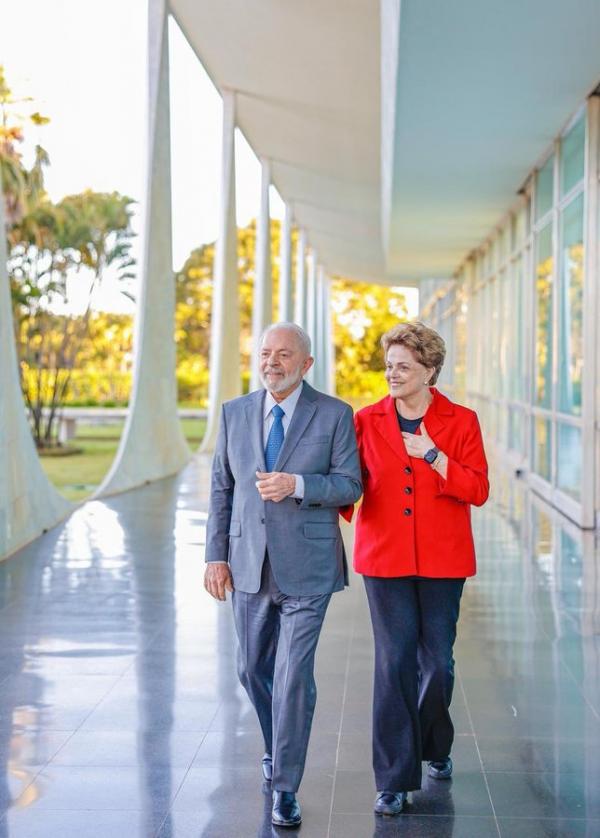 Dilma é recebida no Alvorada oito anos após impeachment