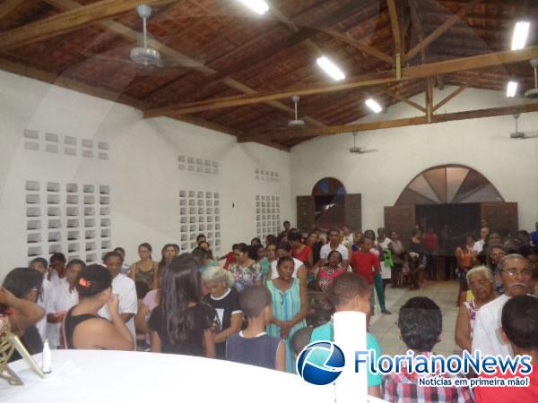 Prociss&atilde;o e missa encerraram festejo de Santa Rita de C&aacute;ssia em Floriano.(Imagem:FlorianoNews)