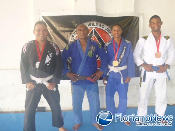 Atletas de Floriano conquistam 11 medalhas em torneio de Jiu Jitsu em Parna&iacute;ba.(Imagem:FlorianoNews)