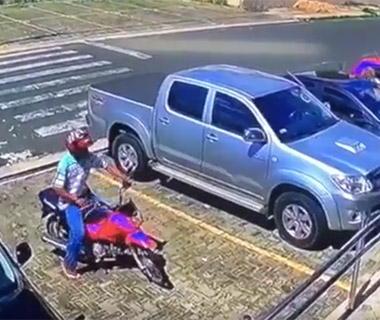 Fisioterapeuta escapa de assalto em Teresina e bandido se atrapalha na fuga
