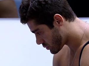 Kelly coloca pulseira em Yuri