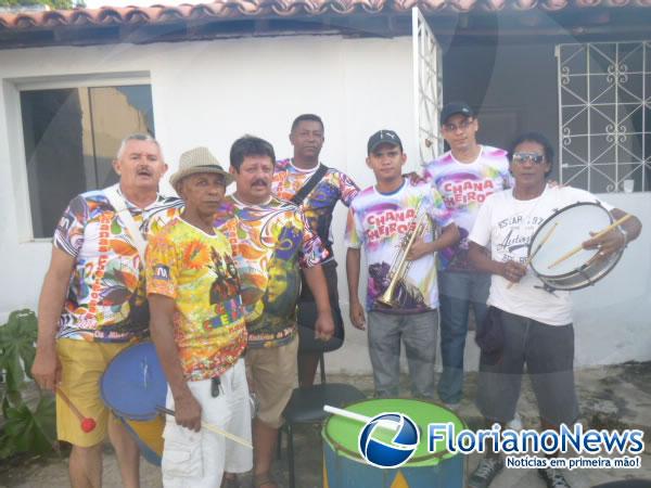 Bloco Chanas Cheirosas esquenta a quinta-feira pr&eacute;-carnaval em Floriano.(Imagem:FlorianoNews)
