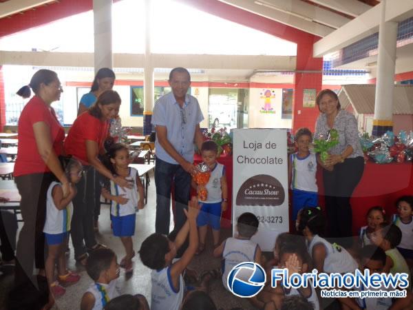 Cacau Show de Floriano doa ovos de chocolate para crian&ccedil;as da Creche Municipal.(Imagem:FlorianoNews)
