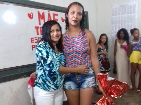Escola Municipal Padre Pedro Oliveira homenageia m&atilde;es em reuni&atilde;o.(Imagem:Deylange Oliveira)