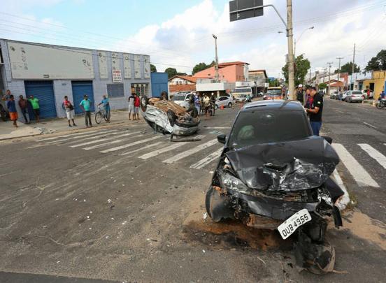 Acidente na avenida Miguel Rosa deixa motorista ferido na zona Sul