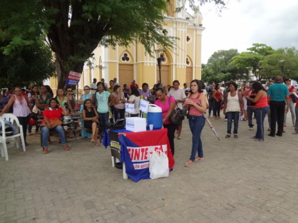 Professores fazem ato público na Praça Dr. Sebastião Martins