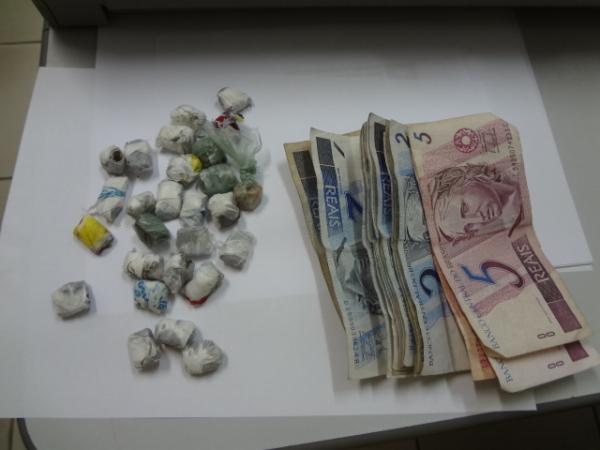 Menor é apreendido com 28 trouxas de drogas em Floriano