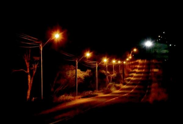 Infraestrutura trabalha na amplia&ccedil;&atilde;o da ilumina&ccedil;&atilde;o p&uacute;blica em Floriano.(Imagem:Secom)