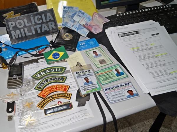 V&aacute;rios documentos falsos foram encontrados com o fals&aacute;rio.(Imagem:Danilo Bezerra/Cidadesnanet)
