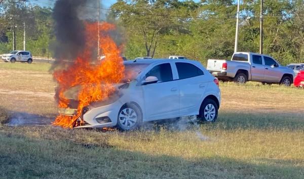 Carro pega fogo no setor de esportes da UFPI e Corpo de Bombeiros é acionado
