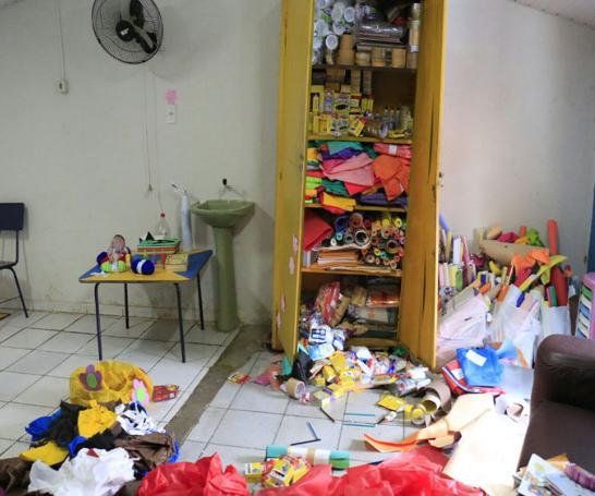 Bandidos invadem escola e deixam mensagens de agradecimento