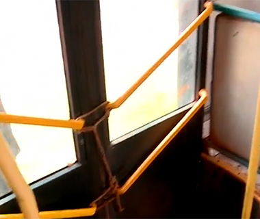 PRF apreende ônibus com porta amarrada a cordas em Teresina