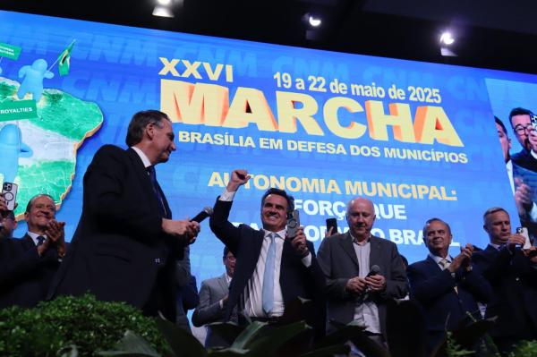   Ciro Nogueira discursa na Marcha dos Prefeitos e leva Jair Bolsonaro, que &eacute; aplaudido(Imagem:Ascom)
