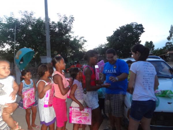 Crian&ccedil;as da Comunidade cachoeira recebem a visita do Papai Noel (Imagem:FlorinoNews)