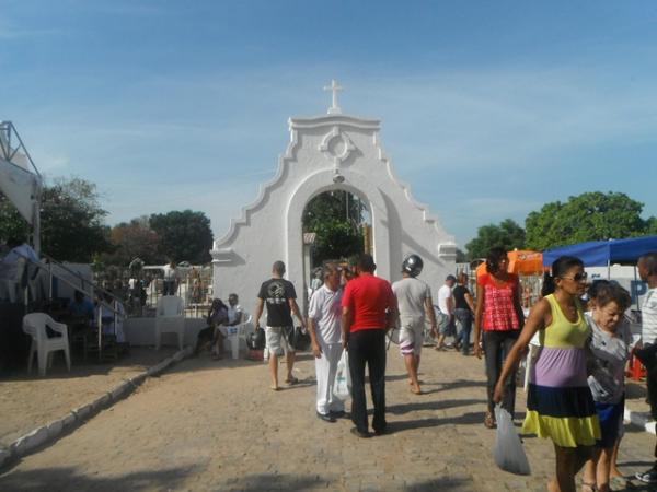 Missas e visitas aos cemit&eacute;rios marcam o Dia de Finados em Floriano.(Imagem:FlorinaoNews)