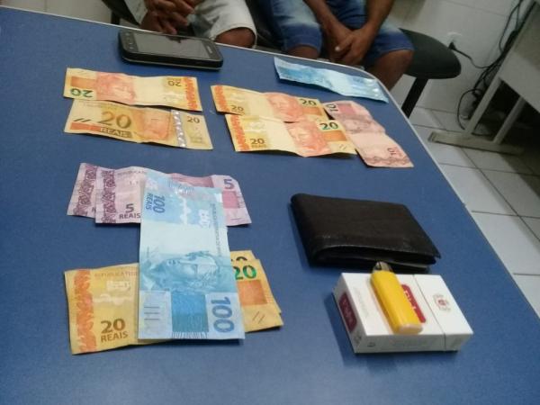 Homens são presos suspeitos de usar notas falsas para comprar bebida e comida em festa no Piauí