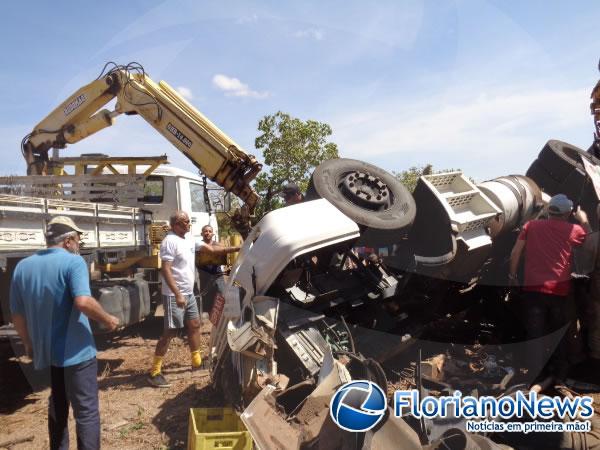 Caminh&atilde;o tomba e motorista morre em acidente na PI 140.(Imagem:FlorianoNews)
