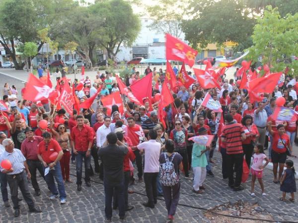 Manifesta&ccedil;&atilde;o em Teresina pr&oacute;-Dilma aconteceu no final da tarde de sexta-feira (18).(Imagem:Fernando Brito/G1)