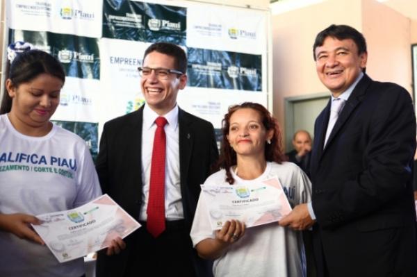 Wellington entrega certificados a reeducandas da Penitenciária Feminina
