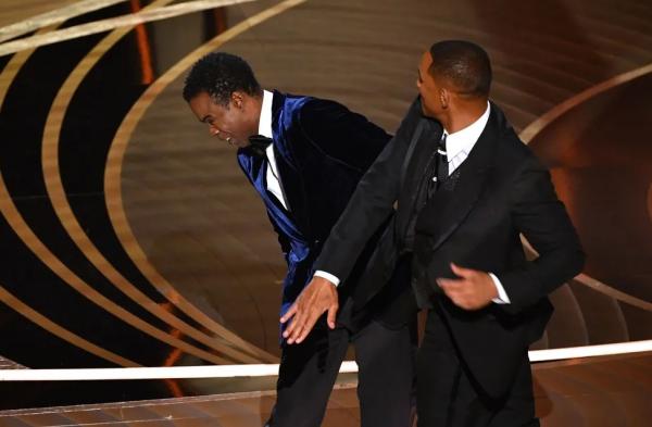  O ator Will Smith d&aacute; um tapa no ator Chris Rock durante a 94&ordf; premia&ccedil;&atilde;o do Oscar, em Hollywood, Calif&oacute;rnia, em 27 de mar&ccedil;o. (Imagem:Robyn Beck / AFP)