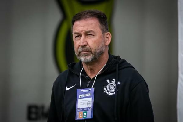 Corinthians corre para contratar e mira mais do que os quatro reforços prometidos por Augusto
