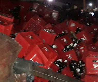 Caminhão com cerveja tomba na BR-316 e carga é saqueada