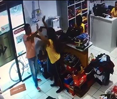 Dupla armada rouba R$ 10 mil em loja da Capital