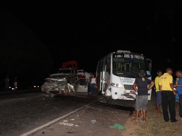Colis&atilde;o na BR-343 deixa crian&ccedil;a gravemente ferida.(Imagem:Catarina Costa/G1)