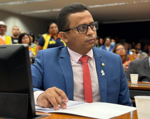 Dr. Francisco consegue 10 novas ambulâncias para o Piauí