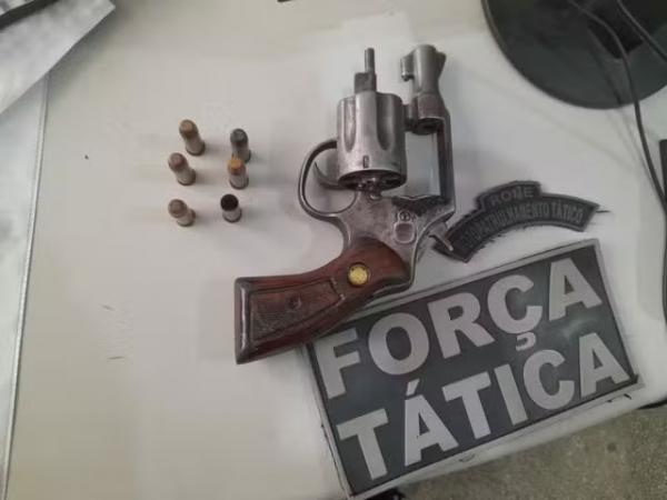 Suspeito de assalto morre após trocar tiros com a polícia e homem é assassinado em povoado no Piauí