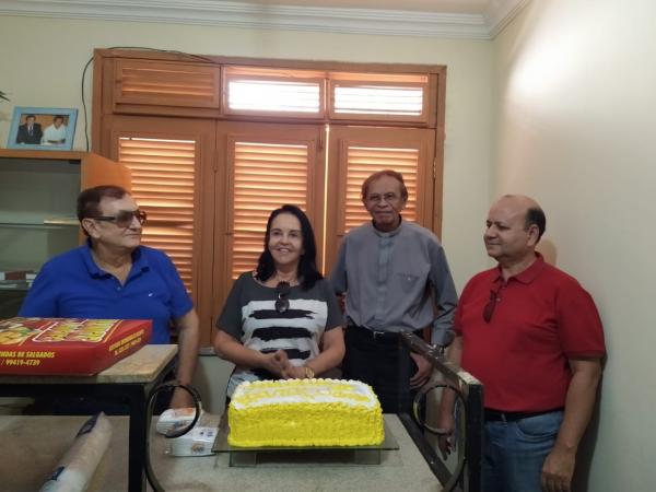 M&atilde;o Santa com dona Adalgisa e padre Jo&atilde;o Maria, na R&aacute;dio Igara&ccedil;u.(Imagem:Regina F Tavares)