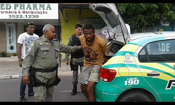 Homem que aproveitou descuido para furtar sacola em van &eacute; preso ap&oacute;s persegui&ccedil;&atilde;o policial.(Imagem:Tem&iacute;stocles Filho/jc24horas)