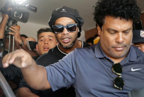 MP do Paraguai não vai indiciar Ronaldinho Gaúcho e irmão após os dois admitirem erro