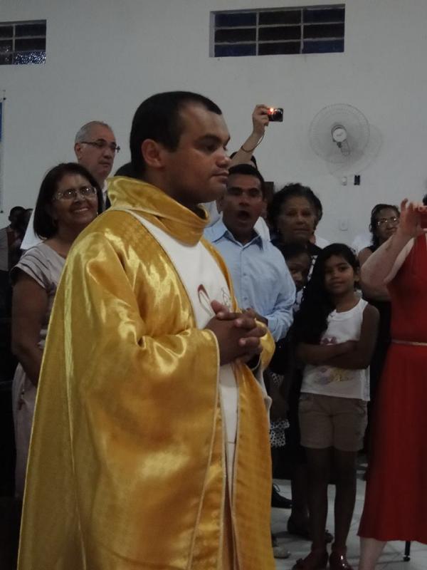 Di&aacute;cono Ailton Damasceno foi ordenado sacerdote em Floriano.(Imagem:Daniel Gutembergue)