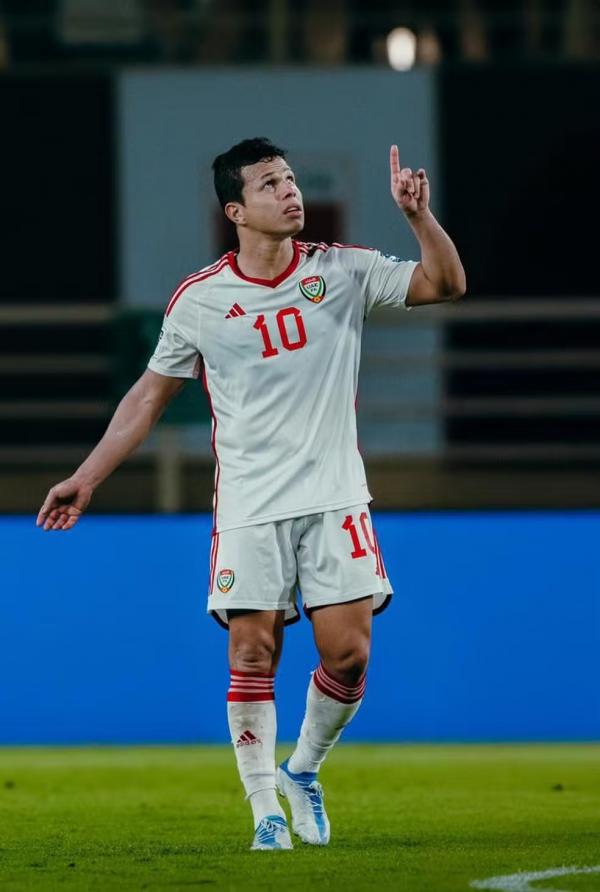 F&aacute;bio Lima vestindo a camisa dos Emirados &Aacute;rabes.(Imagem: Divulga&ccedil;&atilde;o/UAE FA)