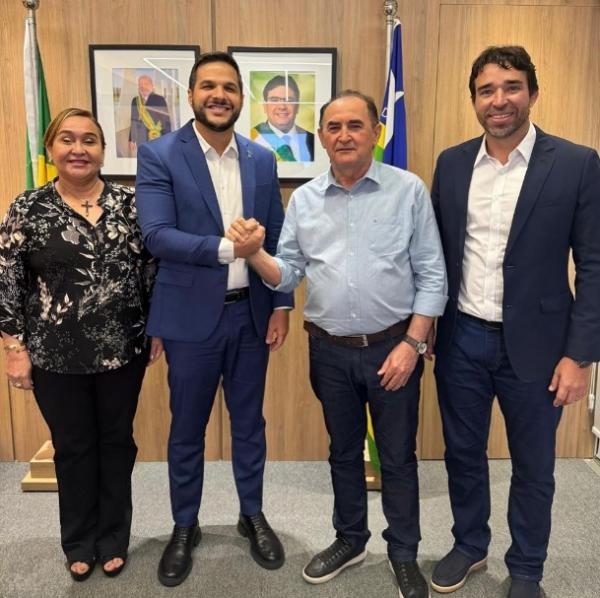 Prefeito Antônio Reis discute parcerias para educação em reunião com o secretário estadual